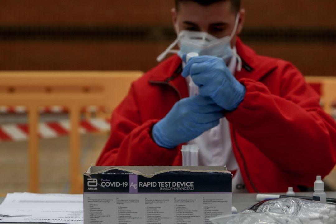 Un sanitario trabaja en el dispositivo de test de antígenos para detección del coronavirus.