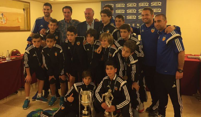 El Valencia, campeón en la XIX edición del Torneo Internacional de Fútbol 7, junto a Vicente del Bosque y José Ramón de la Morena.