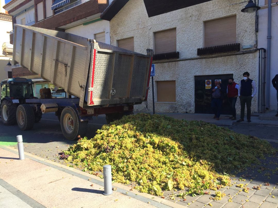 Remolque tirando las uvas