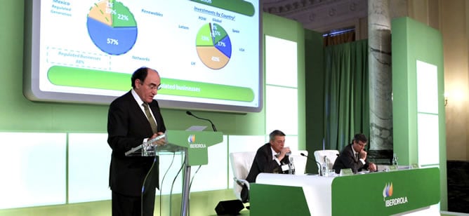 El presidente de Iberdrola, Ignacio Sánchez Galán, acompañado por el director general de Operaciones y el director financiero de la eléctrica, José Luis Sanpedro (c), y José Sáinz Armada (d), respectivamente