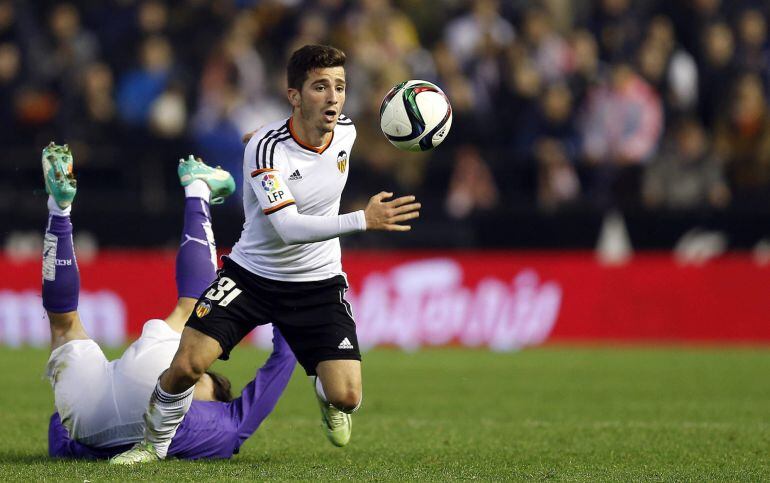 GRA359. VALENCIA, 07/01/2015.-. El centrocampista del Valencia, Jose Luis Gayá (d), se escapa del brasileño Felipe Mattioni, del RCD Espanyol, durante el partido de octavos de final de la Copa del Rey que están disputando esta noche en el estadio de Mestalla. EFE/Kai Försterling