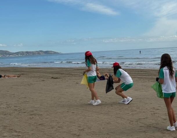 Niños recogen residuos en la playa del Planetario de Castellón en el marco de &quot;Mares Circulares&quot;