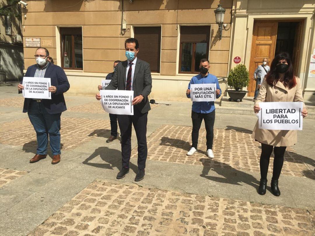 Los concejales de PSOE y EU Elda a las puertas del ayuntamiento