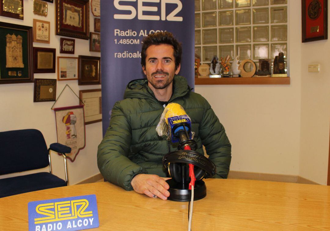 Nico Terol en el estudio central de Radio Alcoy