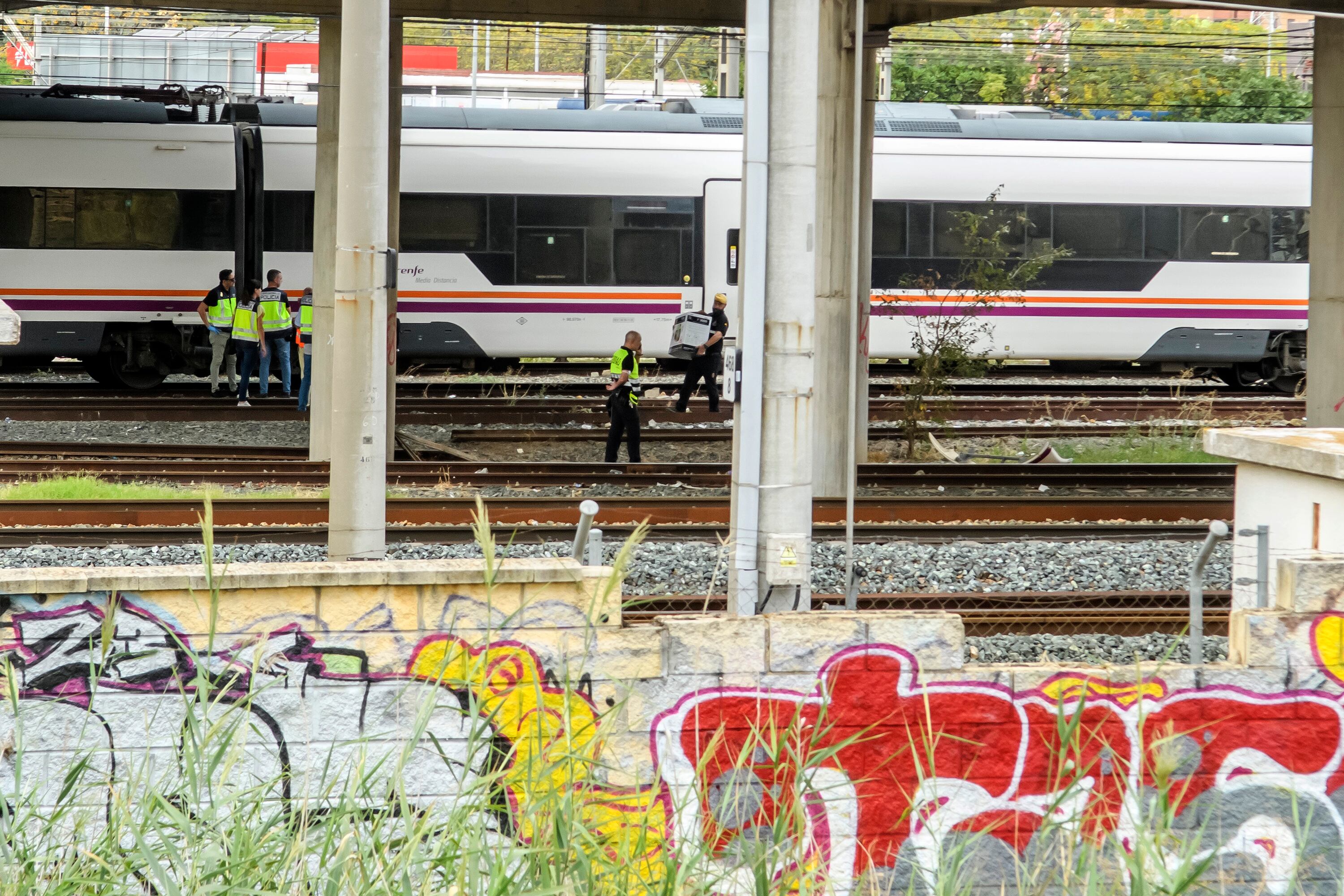 Agentes del Cuerpo Nacional de Policía y de seguridad de Renfe junto al cuerpo de una persona que ha sido hallado este lunes entre dos vagones de un tren en la estación de Santa Justa de Sevilla, donde el pasado jueves desapareció el joven cordobés de 18 años Álvaro Prieto