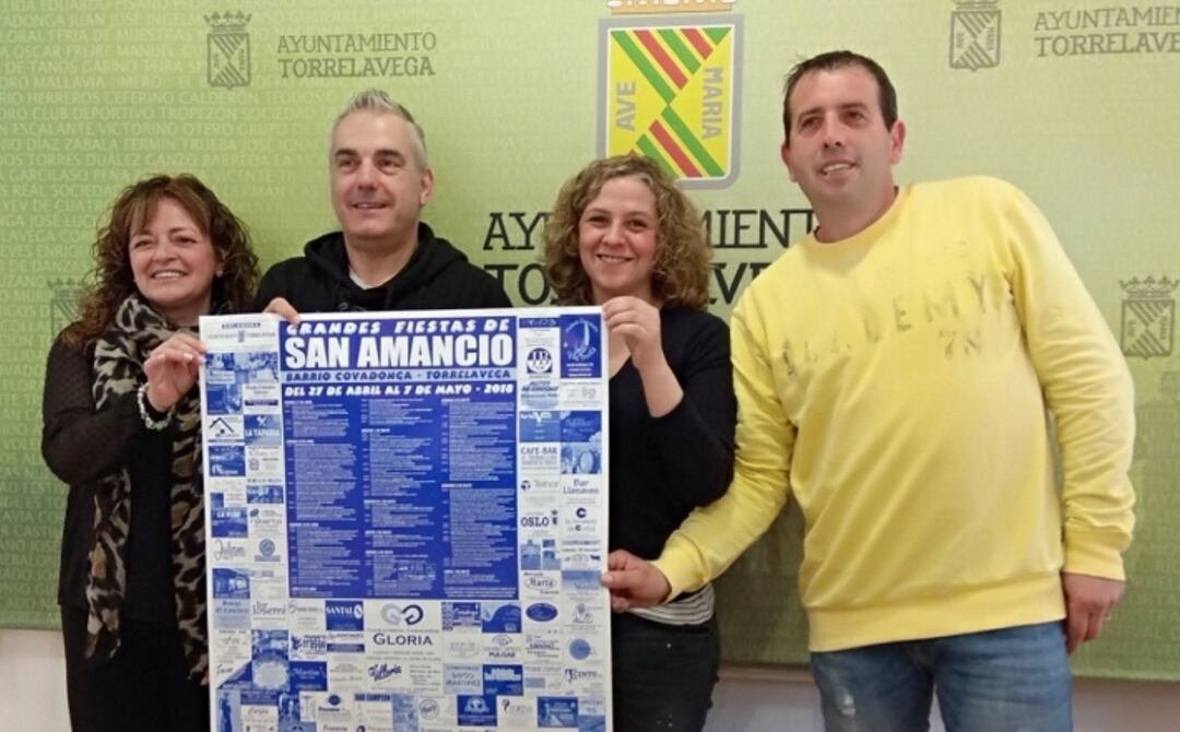 Integrantes de la Asociación San Amancio junto a la concejala de festejos, Patricia Portilla.