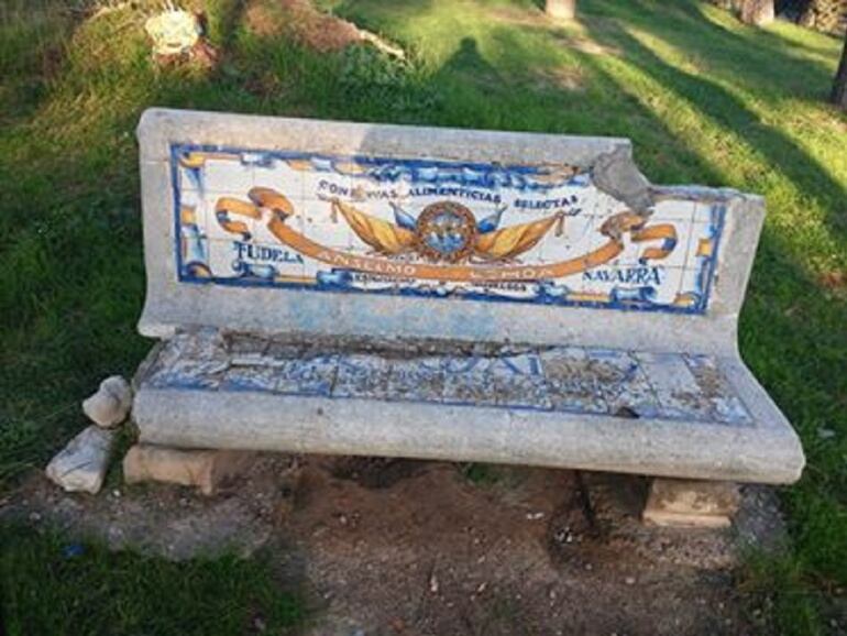 Uno de los bancos destrozados en el Parque Grande