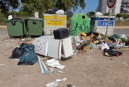 Enseres de todo tipo y electrodomésticos se acumulan en la zona