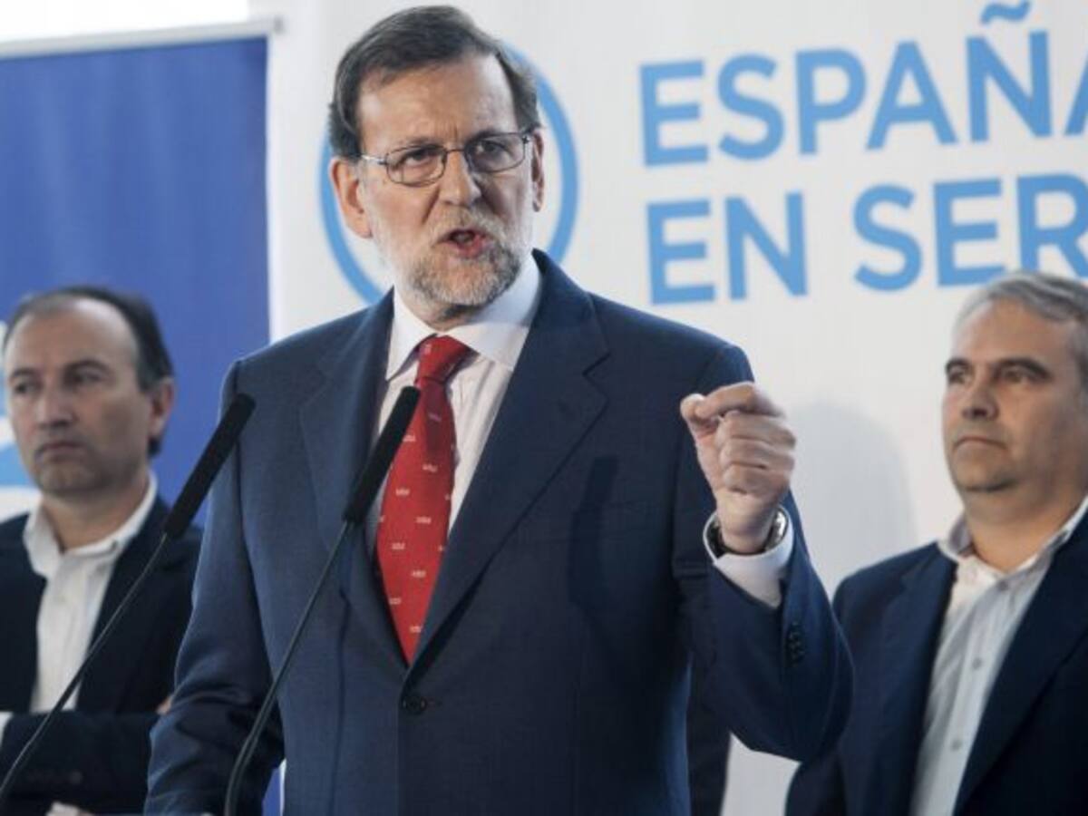 Rajoy avisa al PSOE que Podemos le está "mojando ya la oreja"