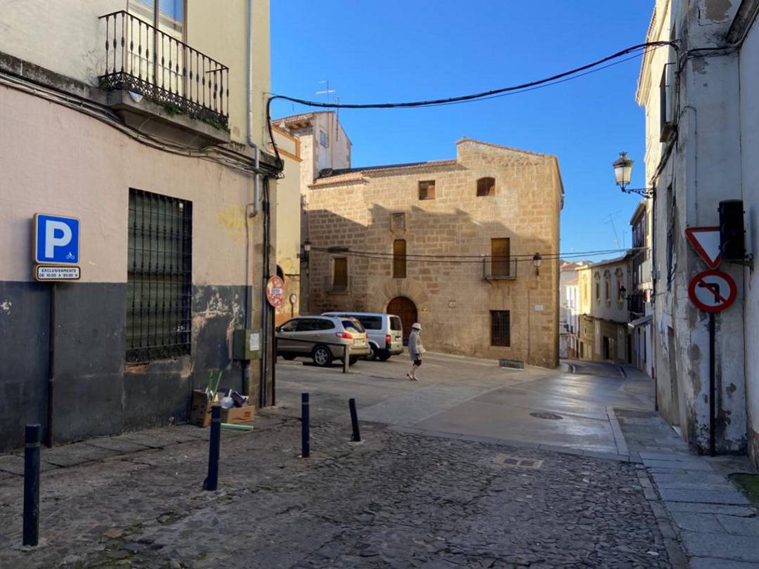 Basura en las calles de la Ciudad Monumental en un lugar donde se quitan y ponen los contenedores