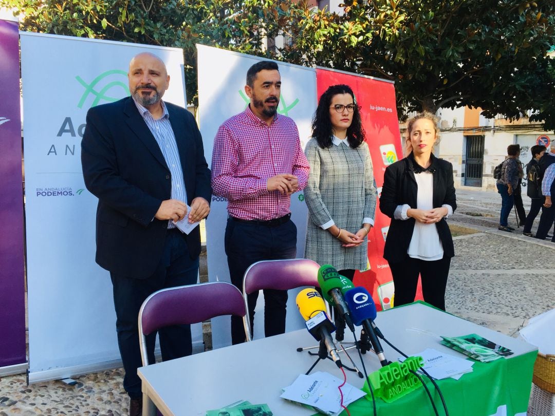 Miembros de Adelante Andalucía instantes antes de la presentación de la candidatura en la capital jiennense