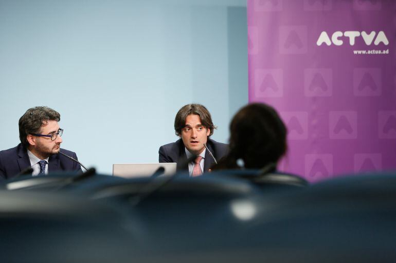 Eric Jover, ministre d'Educació, i Josep Mª Missé, d'Actua Tech, durant la signatura d'un nou conveni de col·laboració