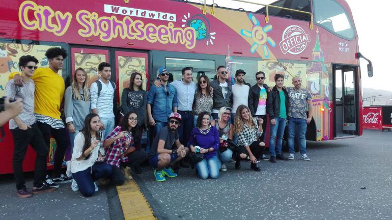 Los ganadores del concurso Carné Jóven del Gobierno de Canarias junto a Paula Rojo, Amatista y DJ Castellano. 