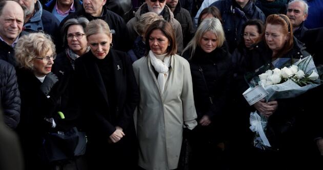 La alcaldesa de Madrid, Manuela Carmena; la presidenta de la Comunidad de Madrid, Cristina Cifuentes; la presidenta de la Asamblea de madrid, Palamo Adrados, la presidenta de la Fundación Víctimas del Terrorismo,Mari Mar Blanco; y la expresidenta de la As