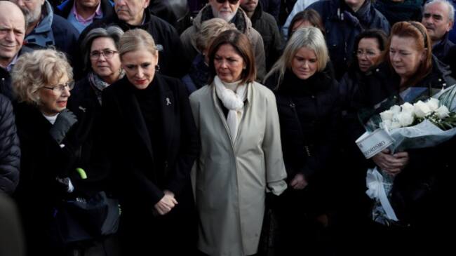 La alcaldesa de Madrid, Manuela Carmena; la presidenta de la Comunidad de Madrid, Cristina Cifuentes; la presidenta de la Asamblea de madrid, Palamo Adrados, la presidenta de la Fundación Víctimas del Terrorismo,Mari Mar Blanco; y la expresidenta de la As