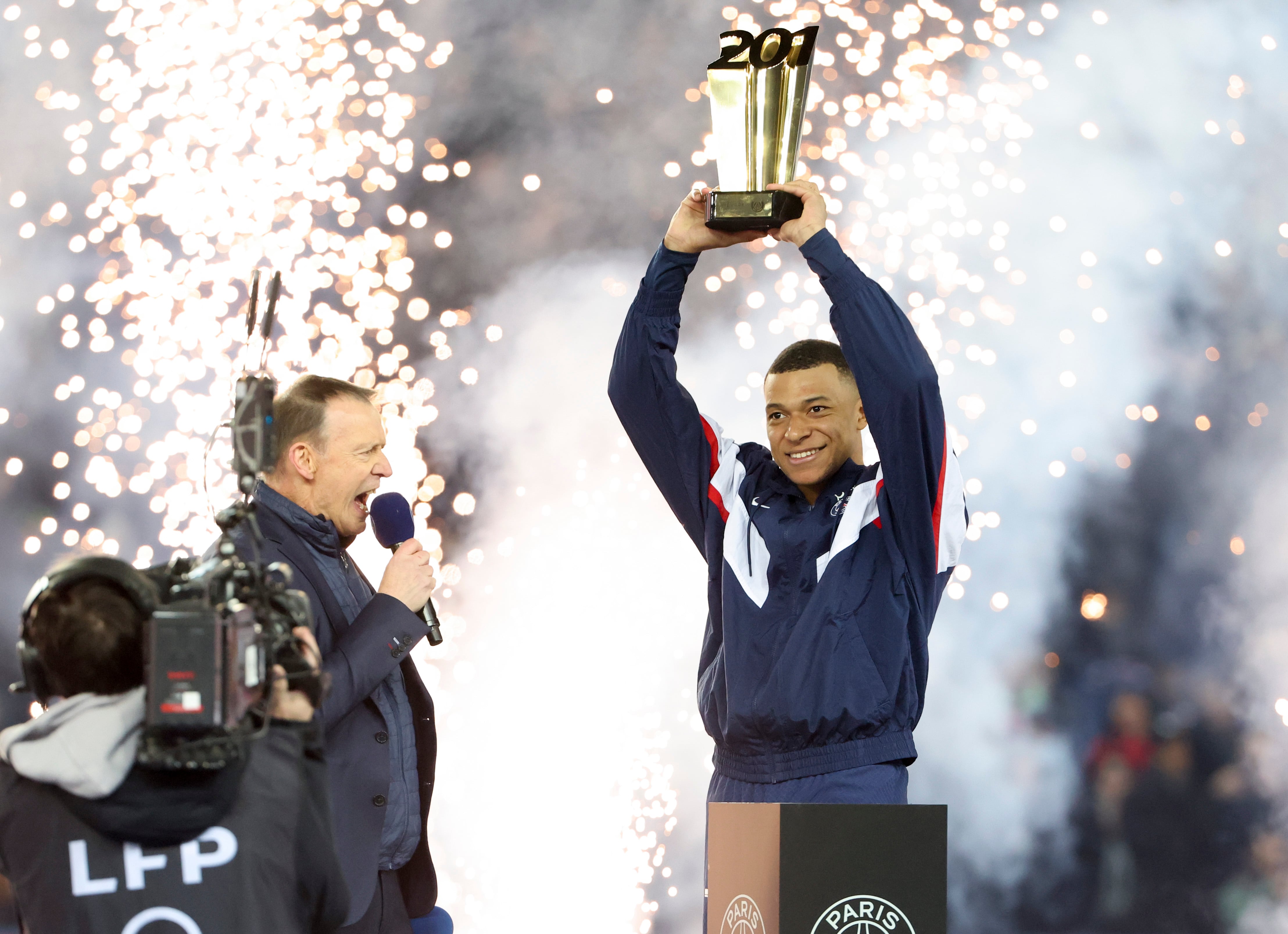 Mbappé, durante el homenaje que le hizo el PSG por ser su máximo goleador histórico.