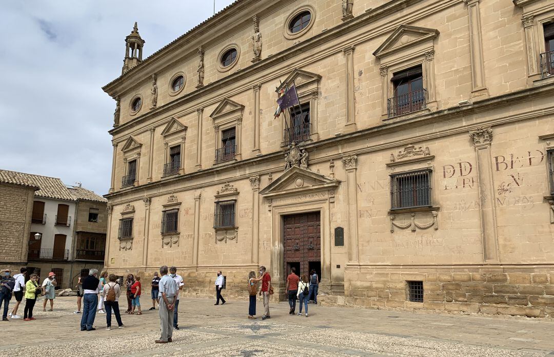 Turistas junto al Palacio Vázquez de Molina