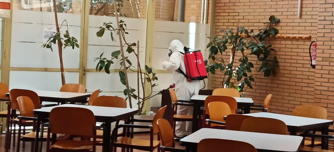 Imagen de archivo de un trabajador de GEACAM en labores de desinfección de una residencia