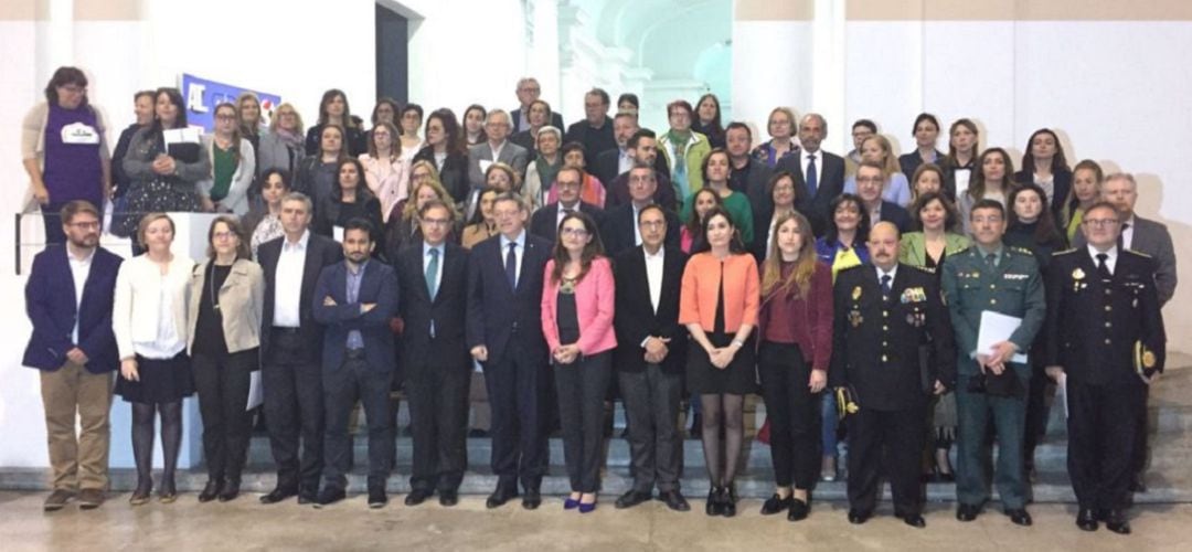 Foto oficial tras la firma del Pacto Valenciano contra la Violencia Machista