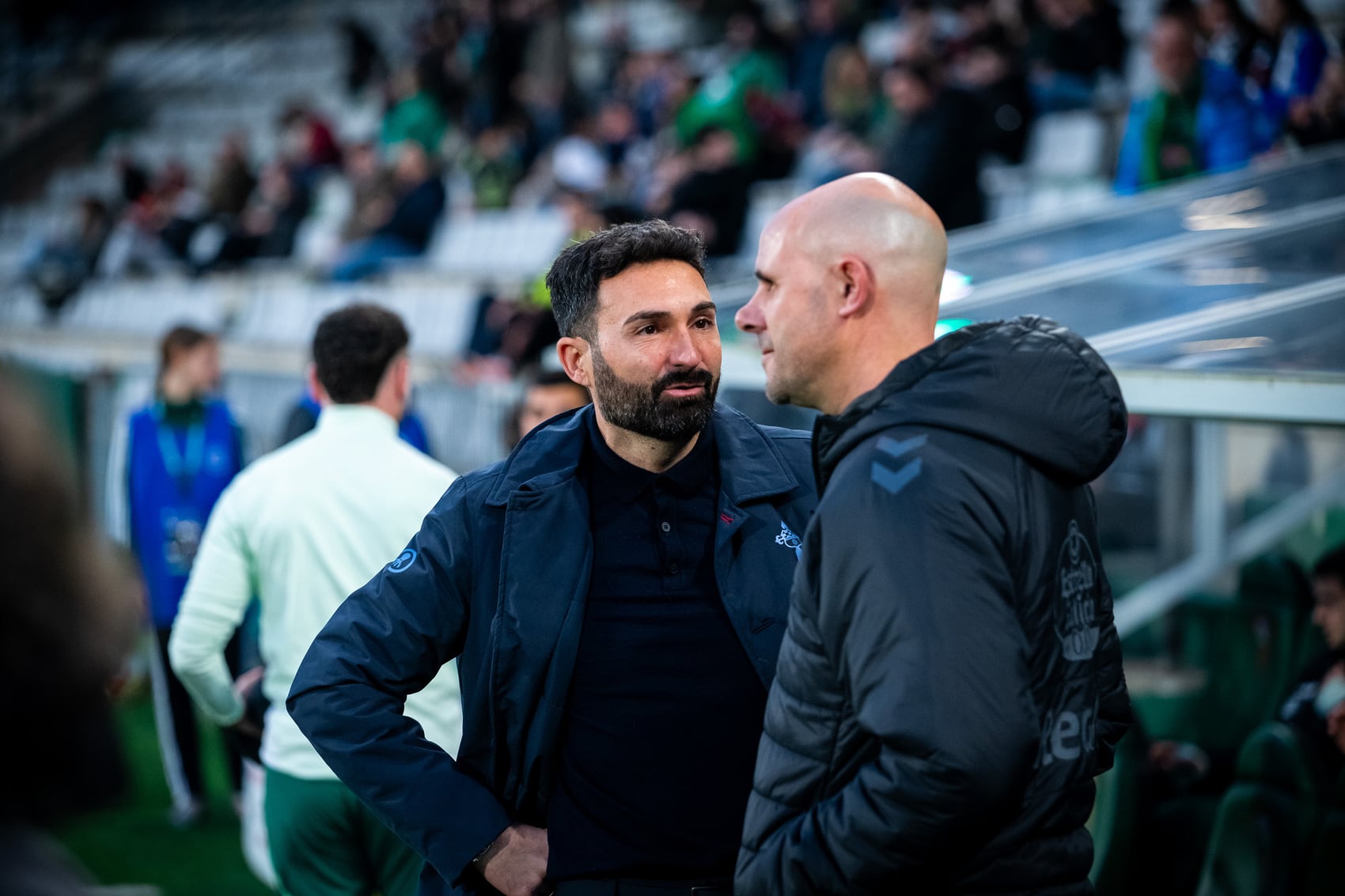 Guillermo Fernández Romo, con Fredi Álvarez, técnico del Celta Fortuna, antes del partido entre ambos equipos en A Malata (foto: Racing Club Ferrol)