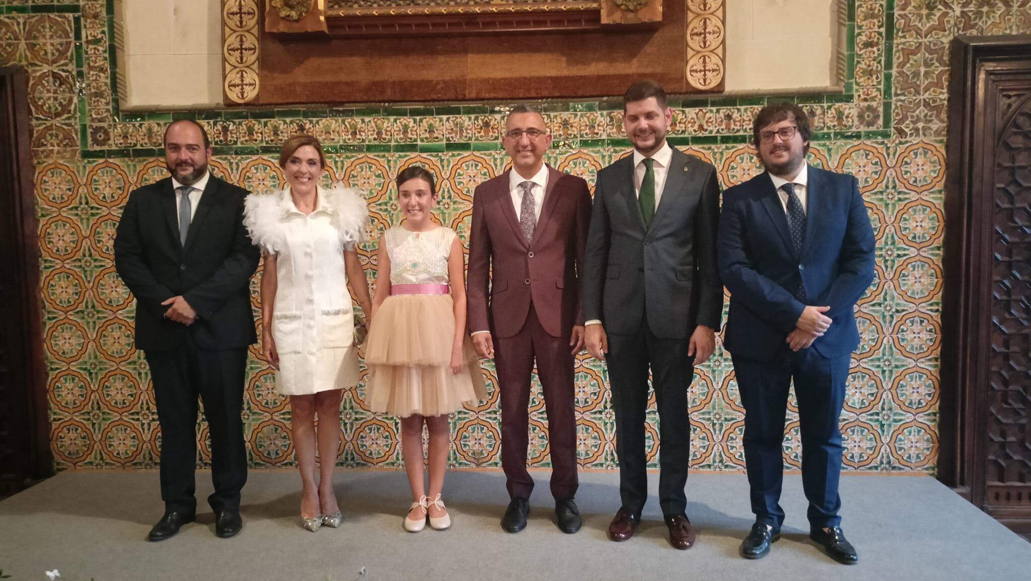 Daniela Serralta, Fallera Major Infantil de Gandia, durante el acto de la demanà junto a sus familiares, el presidente de la FdF y autoridades municipales.