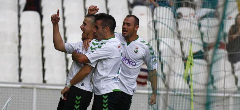 Jugadores del Racing de Santander celebran el gol ante el Amorebieta que les daba el pase de ronda