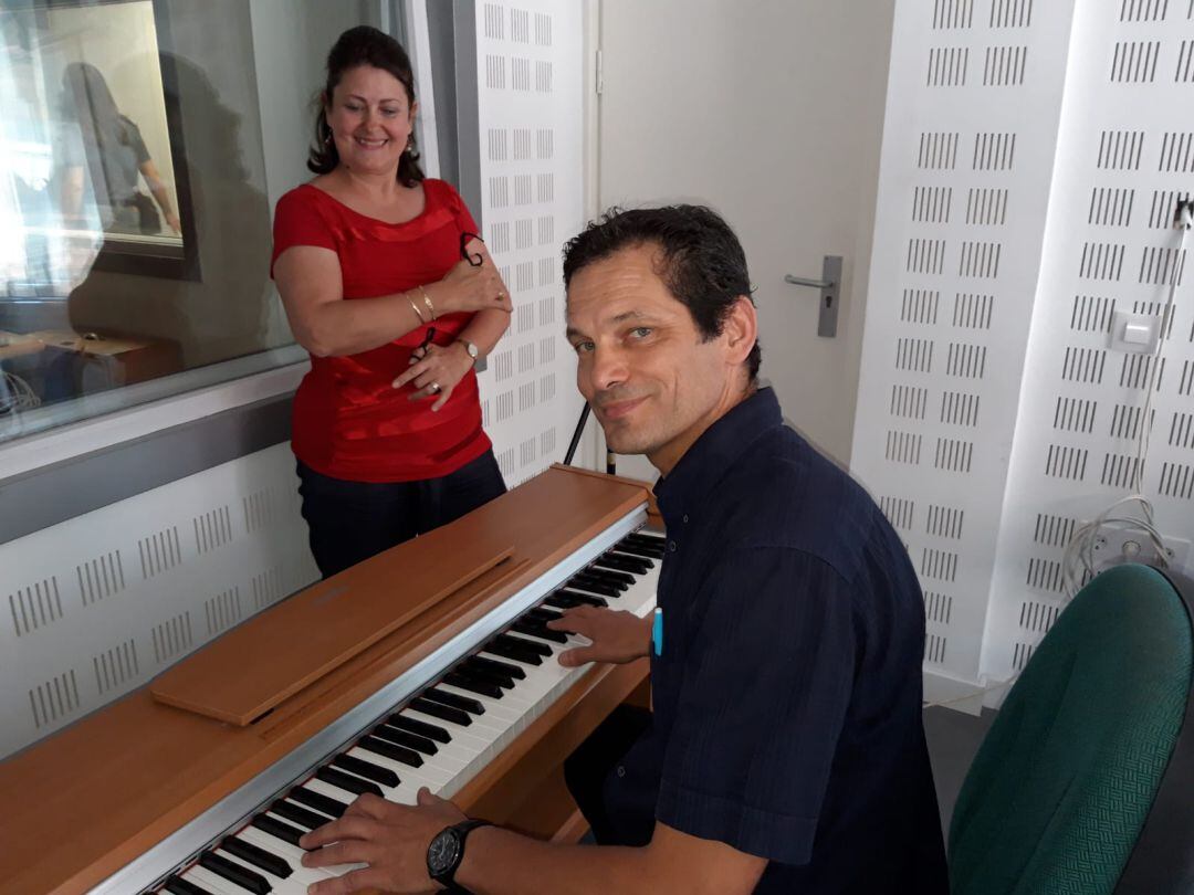 La música onubense Isabel Pérez Puig (castañuelas) y el músico belga Daniel Smith (piano)