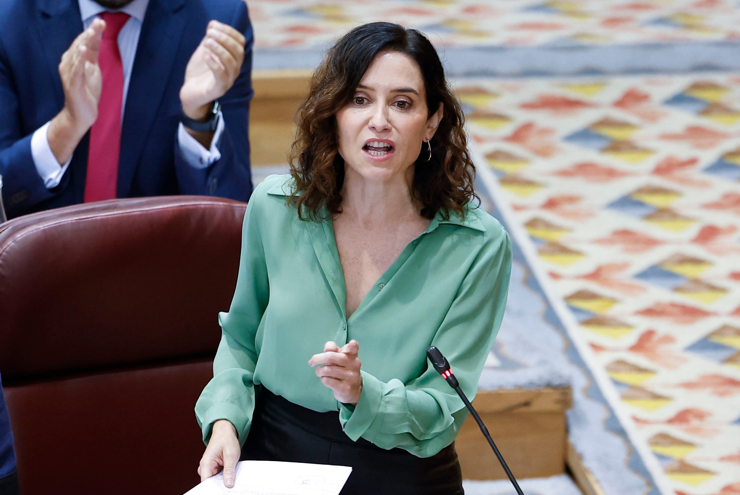La presidenta de la Comunidad, Isabel Díaz Ayuso, interviene durante el pleno de la Asamblea de Madrid, este jueves. 