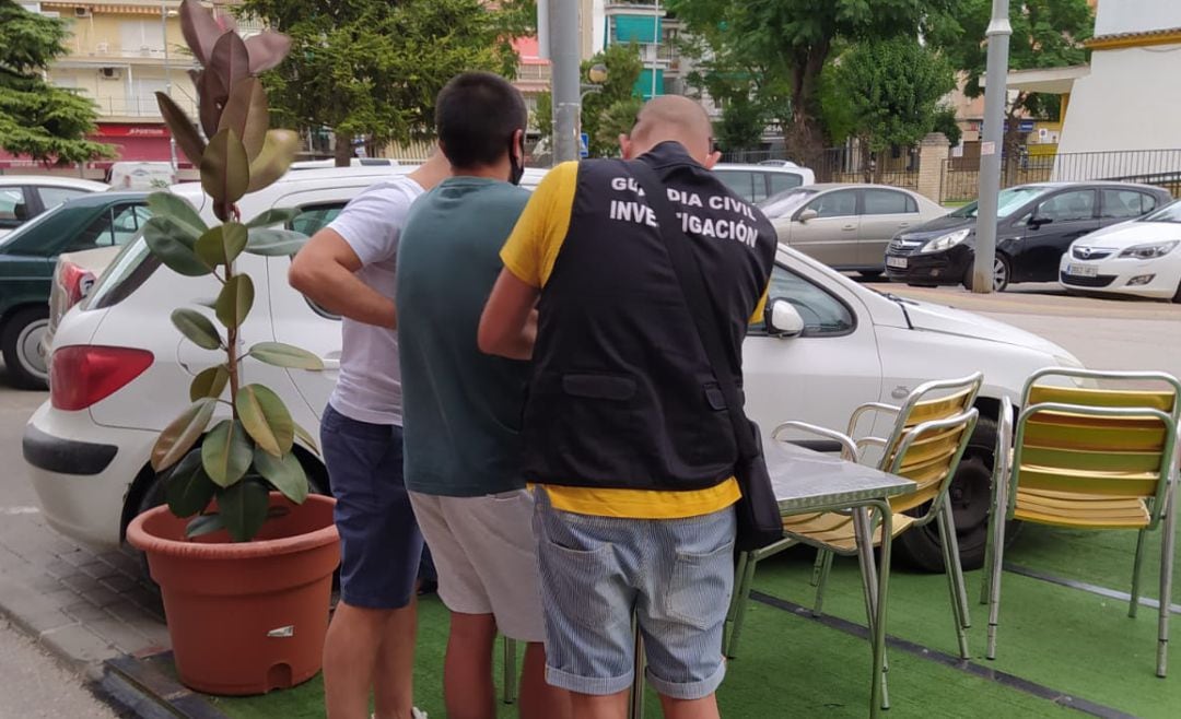 Momento de la detención del joven de Martos por parte de la Guardia Civil.