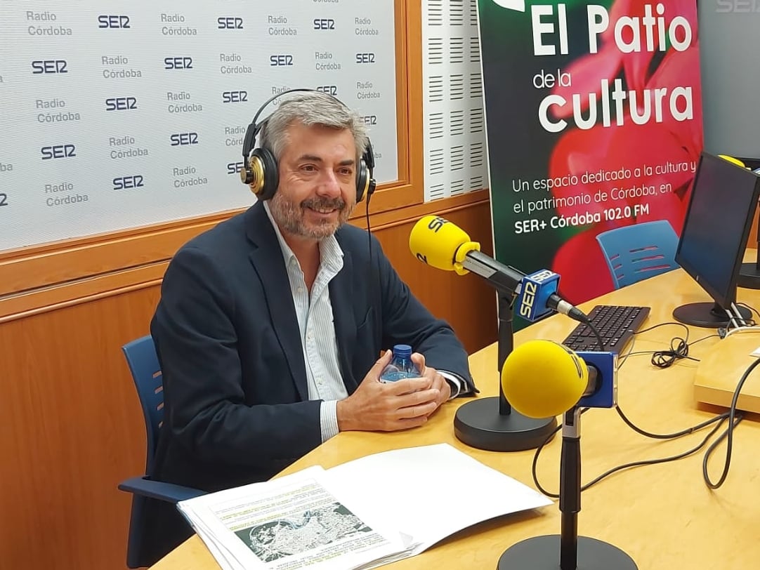 Miguel Ángel Torrico en el estudio de Radio Córdoba. Archivo