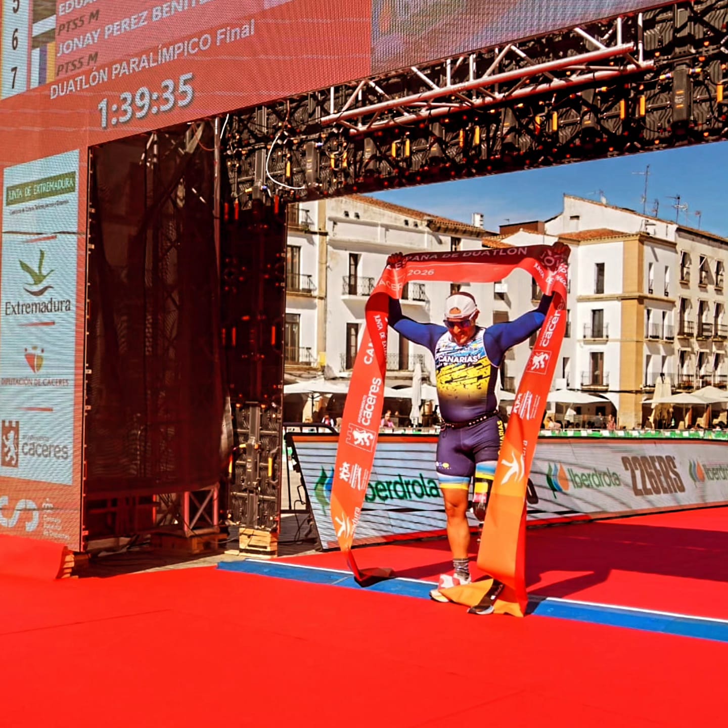 Lionel Morales cruzando la línea de meta del Campeonato de España de Duatlón Paralímpico en Cáceres.