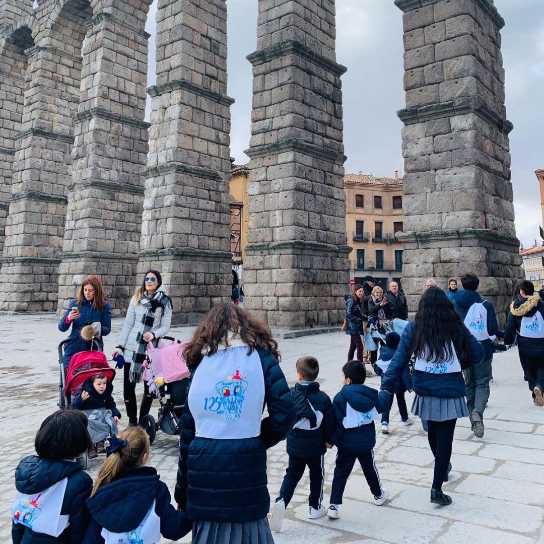 Cadena humana de escolares segovianos