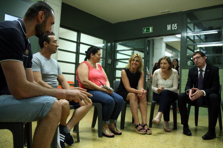 El conseller Carles Mundó i la presidenta del Parlament, Carme Forcadell, acompanyats de l'alcaldessa de Figueres, Marta Felip, conversen amb alguns reclusos de la presó 