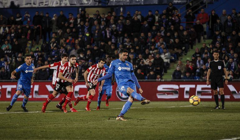 El azulón Molina lanza el penalti que detuvo posteriormente Herrerín para el Athletic Club.