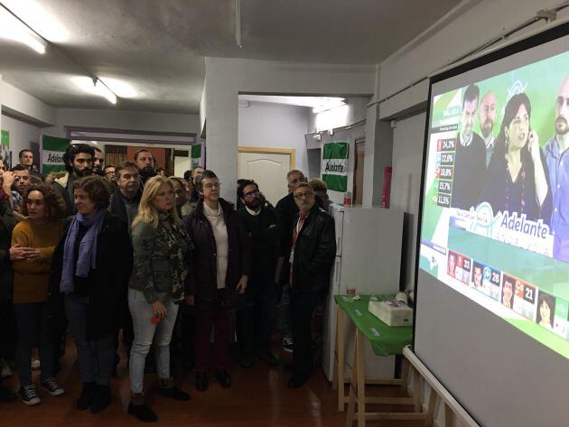 Candidatos y militantes de Adelante Andalucía siguiendo la comparecencia de Teresa Rodríguez en la noche electoral.