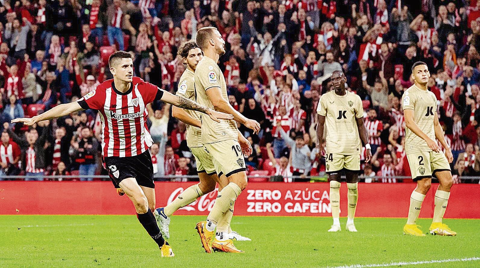 El Athletic goleó al Almería (4-0), que también llegaba en horas bajas con Rubi.