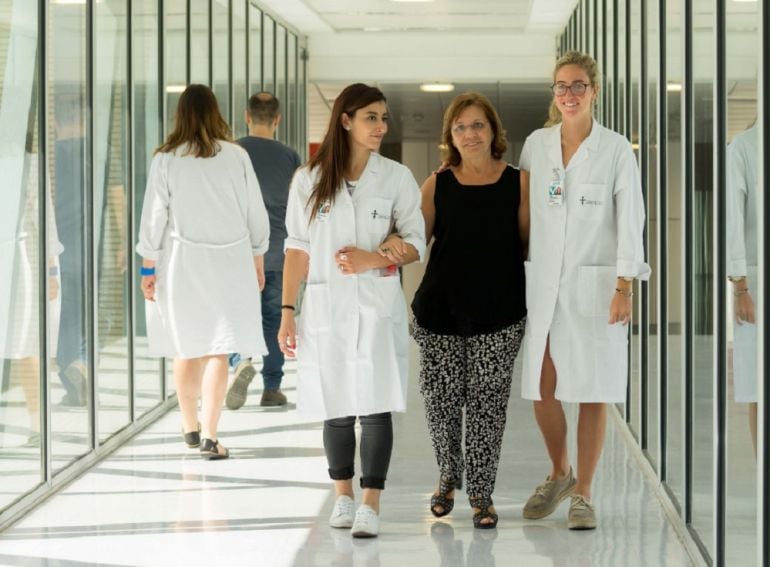 Dos voluntarias de la AECC, acompañando a una paciente
