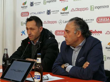 Un instante de la presentación del nuevo técnico de la Cultural