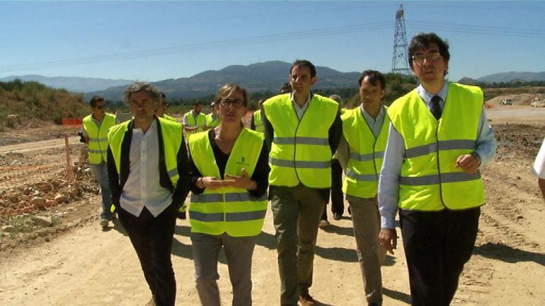 El alcalde de As Neves a la izquierda junto a la Conselleira.