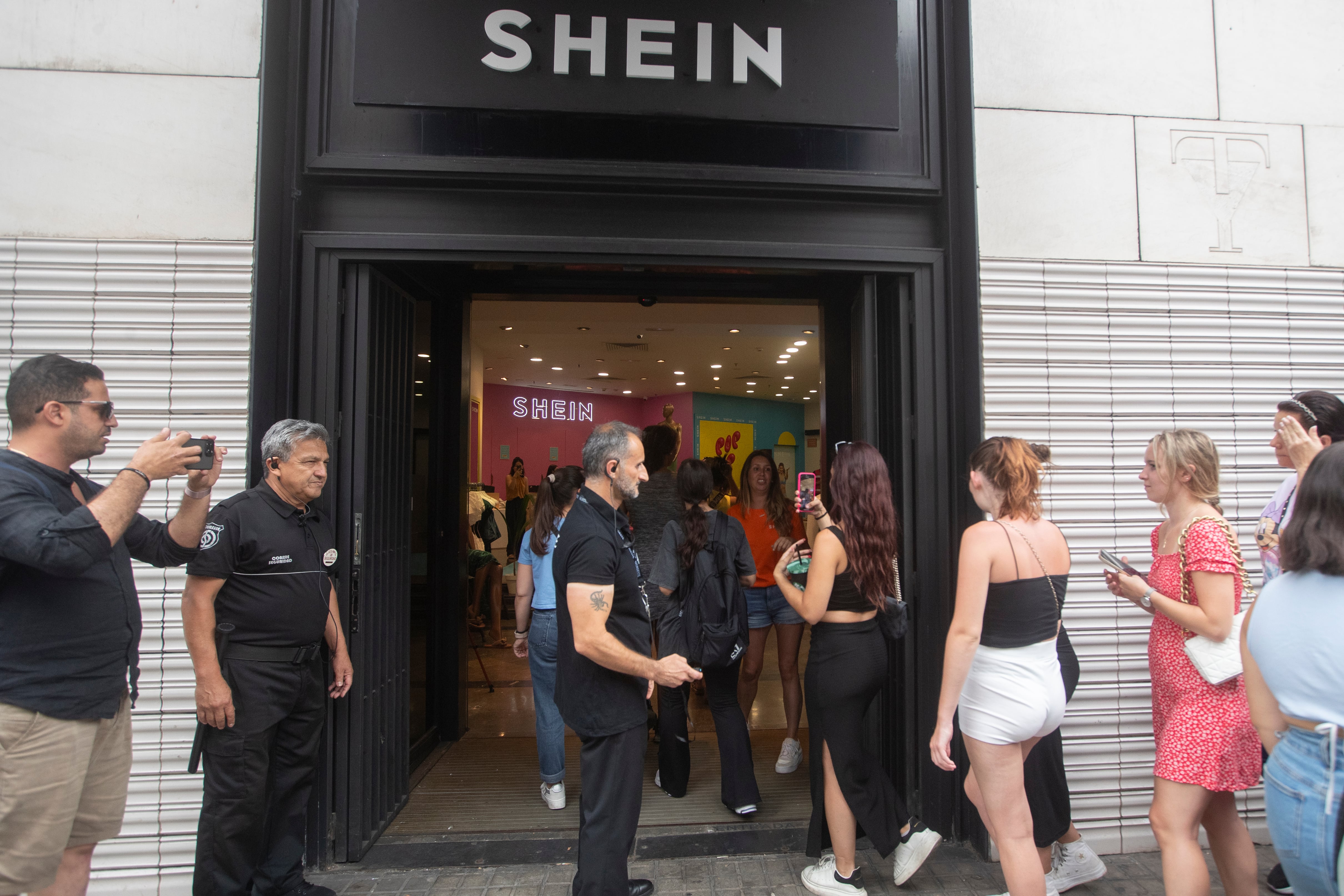 Decenas de personas hacen cola para acceder a la tienda temporal que el gigante chino de la moda Shein abrió en Barcelona en 2023.