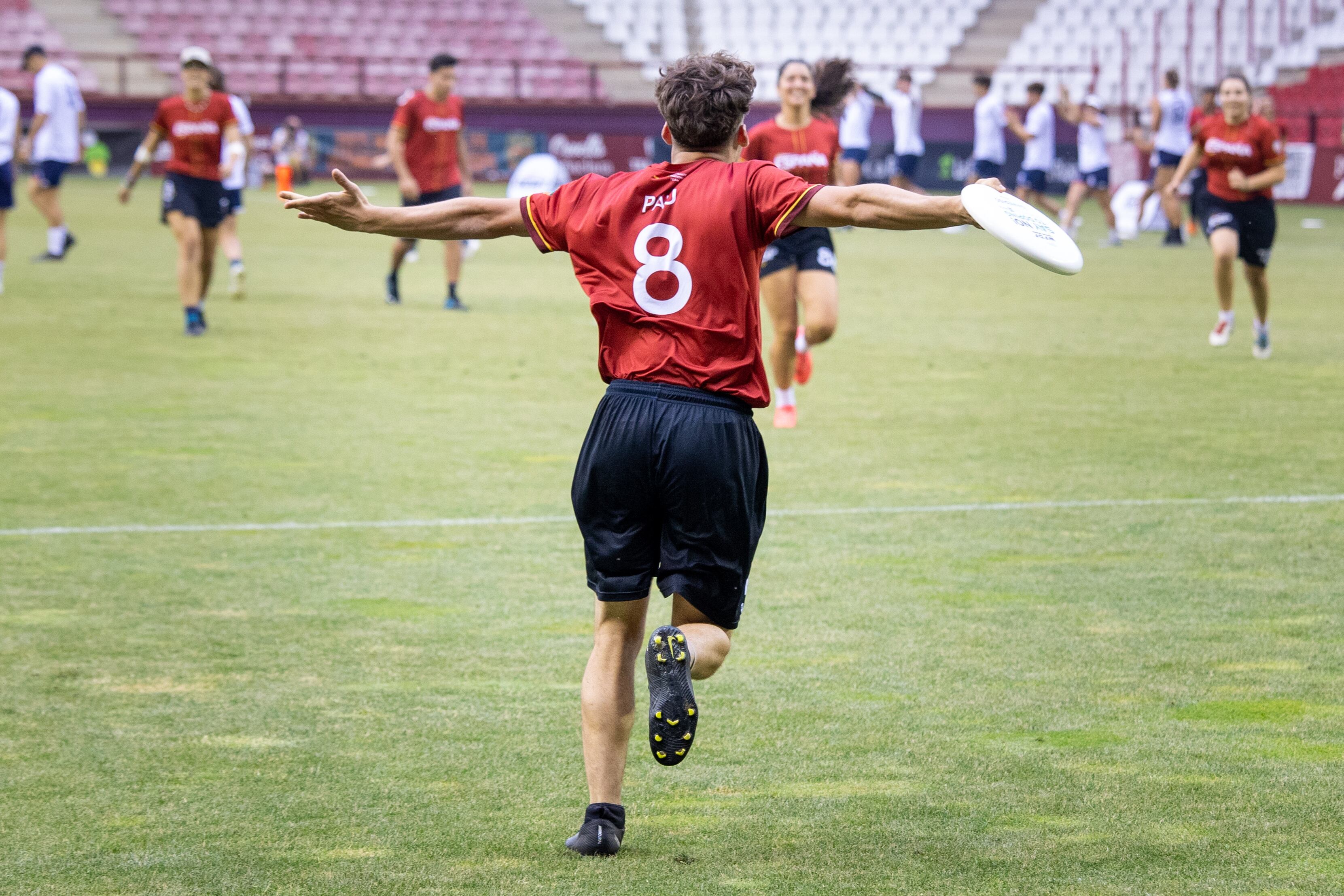 LOGROÑO 21/06/2025.- España celebra el gol en el partido inaugural del WFDF 2025 World Under-24 Ultimate Championships este sábado, que enfrenta a la selección española contra la francesa en categoría mixta en el estadio municipal de Las Gaunas. EFE/Raquel Manzanares