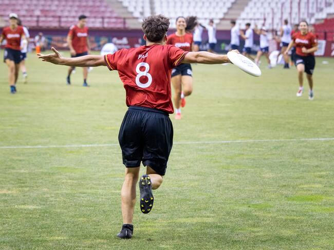 LOGROÑO 21/06/2025.- España celebra el gol en el partido inaugural del WFDF 2025 World Under-24 Ultimate Championships este sábado, que enfrenta a la selección española contra la francesa en categoría mixta en el estadio municipal de Las Gaunas. EFE/Raquel Manzanares