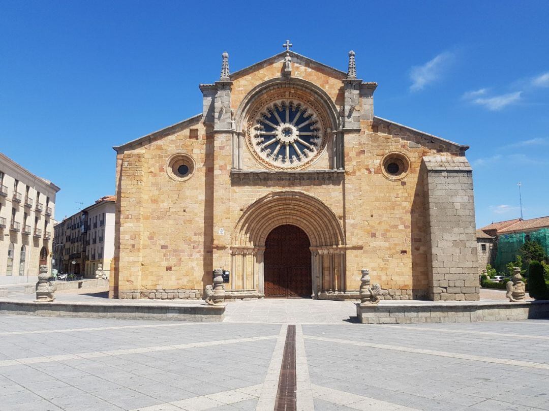 La iglesia de San Pedro, en la plaza de Santa Teresa, es uno de los referentes del románico abulense