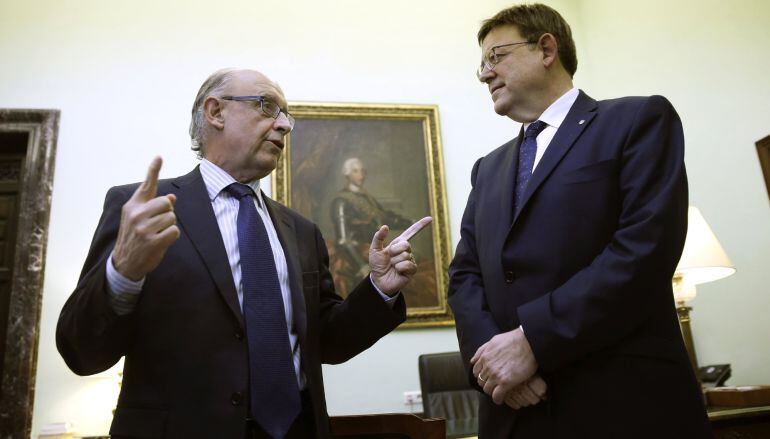 El ministro de Hacienda, Cristóbal Montoro (i), recibe al president de la Generalitat Valenciana, Ximo Puig, a su llegada a la reunión mantenida hoy en la sede del Ministerio, en Madrid, para tratar sobre la financiación de la Comunidad Valenciana, la deuda histórica y el Fondo de Liquidez Autonómico (FLA)