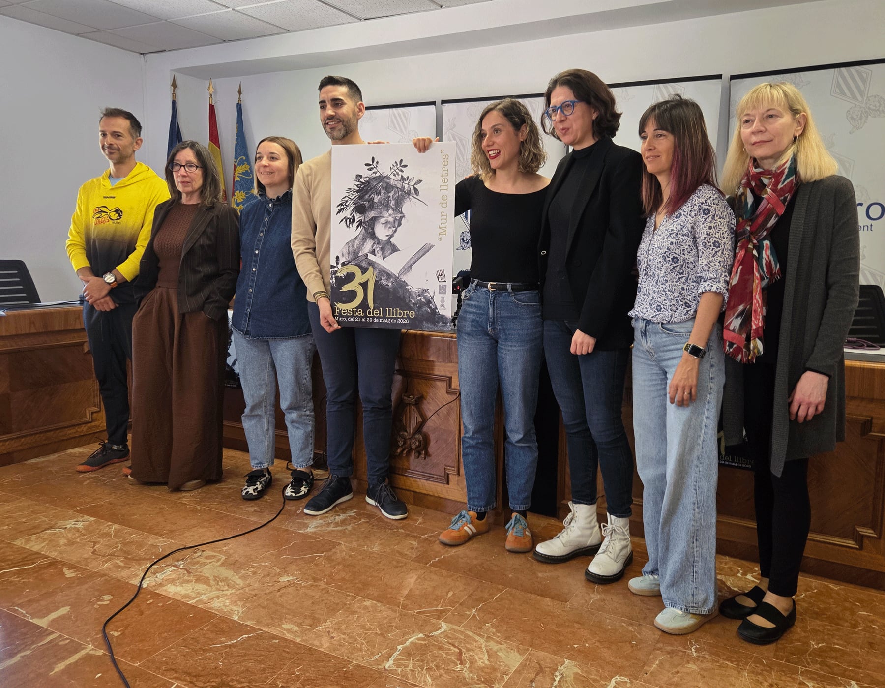 El regidor de Cultura, la bibliotecària i representants de centres educatius, al finalitzar la roda de premsa