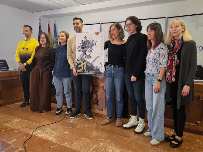 El regidor de Cultura, la bibliotecària i representants de centres educatius, al finalitzar la roda de premsa