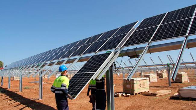 Foto archivo montaje parque solar/Endesa