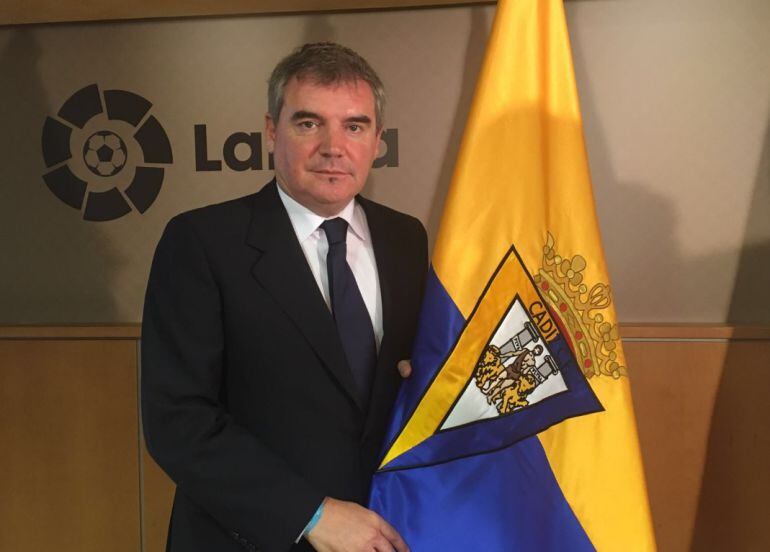 Manuel Vizcaíno posa con la bandera del equipo cadista en la sede de la LFP.