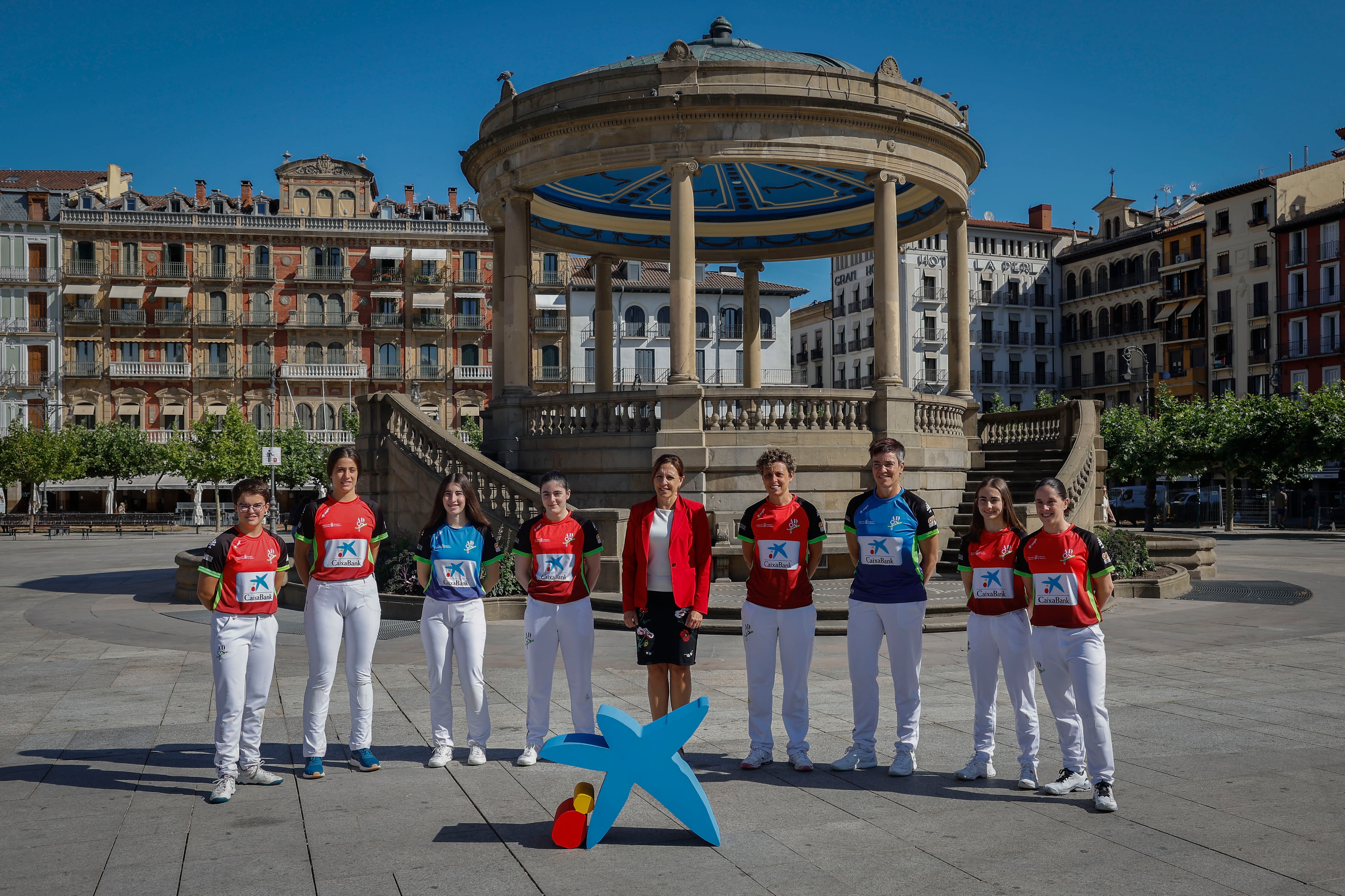 Las pelotaris que competirán en el Udara CaixaBank 2025 posan para los gráficos en la Plaza del Castillo de Plamplona durante la presentación este martes en la capital navarra del campeonato de pelota a mano femenina &#039;Udara CaixaBank&#039; 2025.