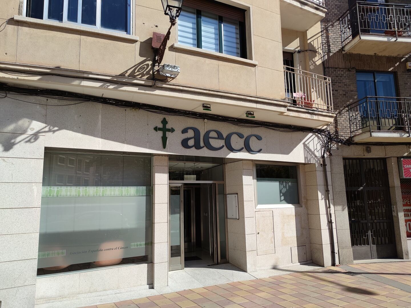 Fachada de la AECC de Segovia